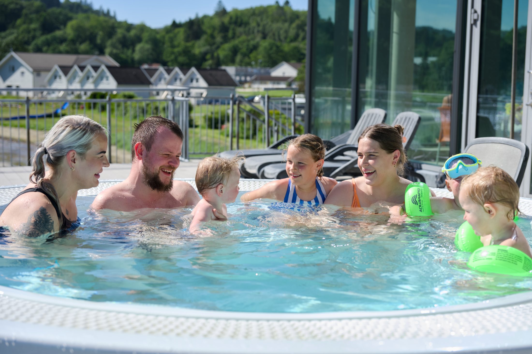 Familie i boblebad med utsikt