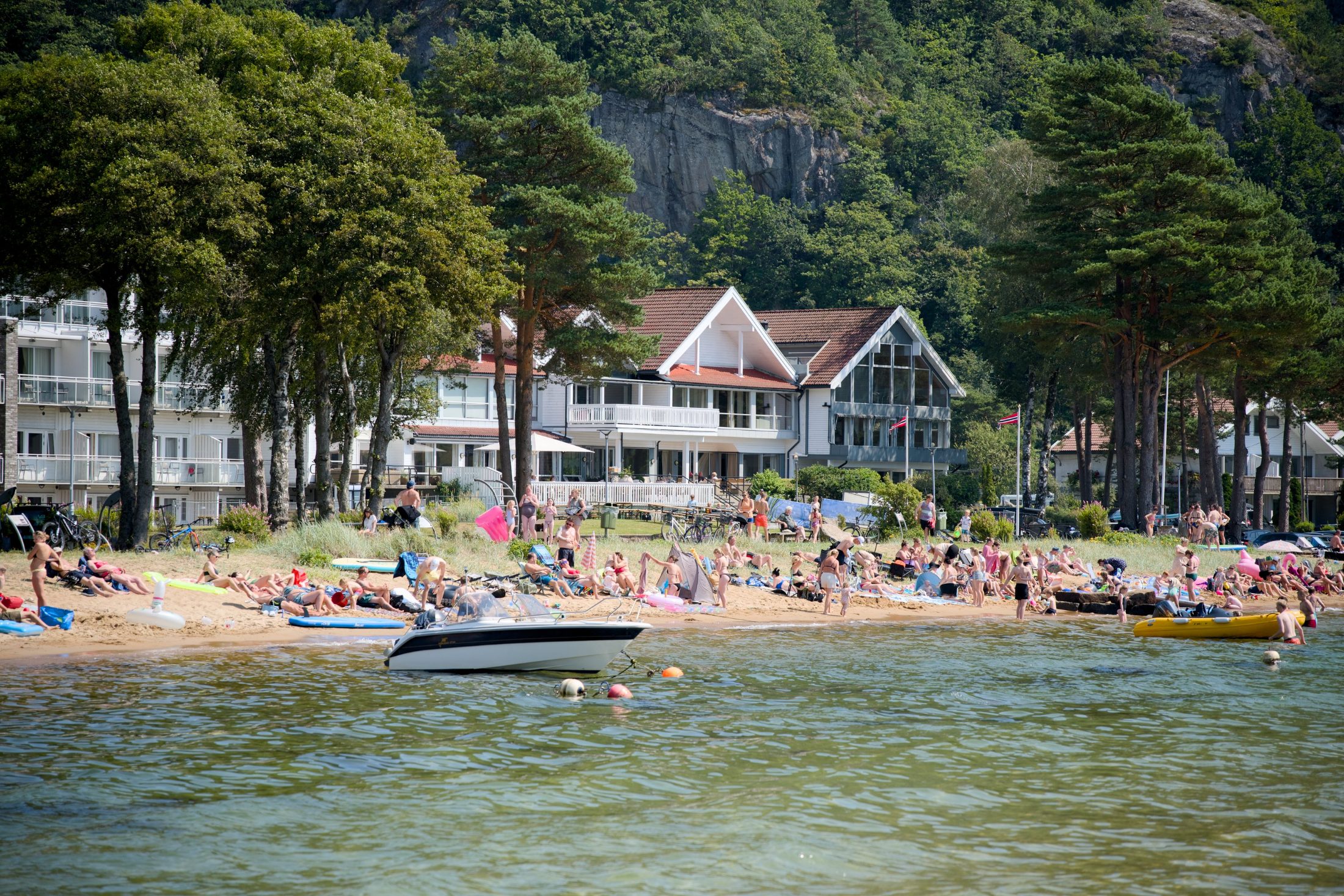 Rosfjord med strand, folkeliv og fjell