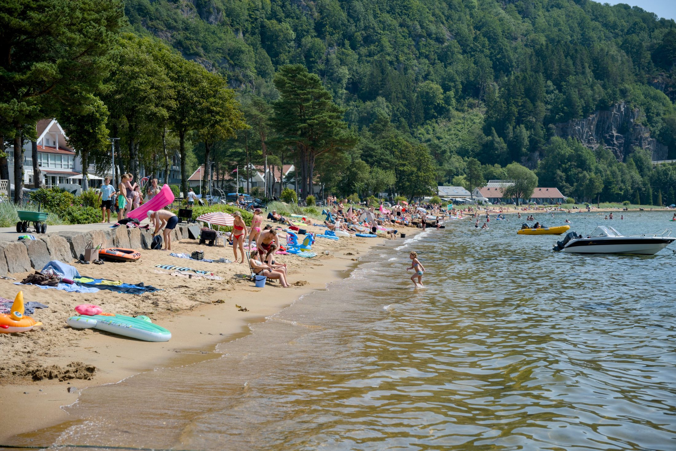 Sandstrand i Rosfjord med badegjester