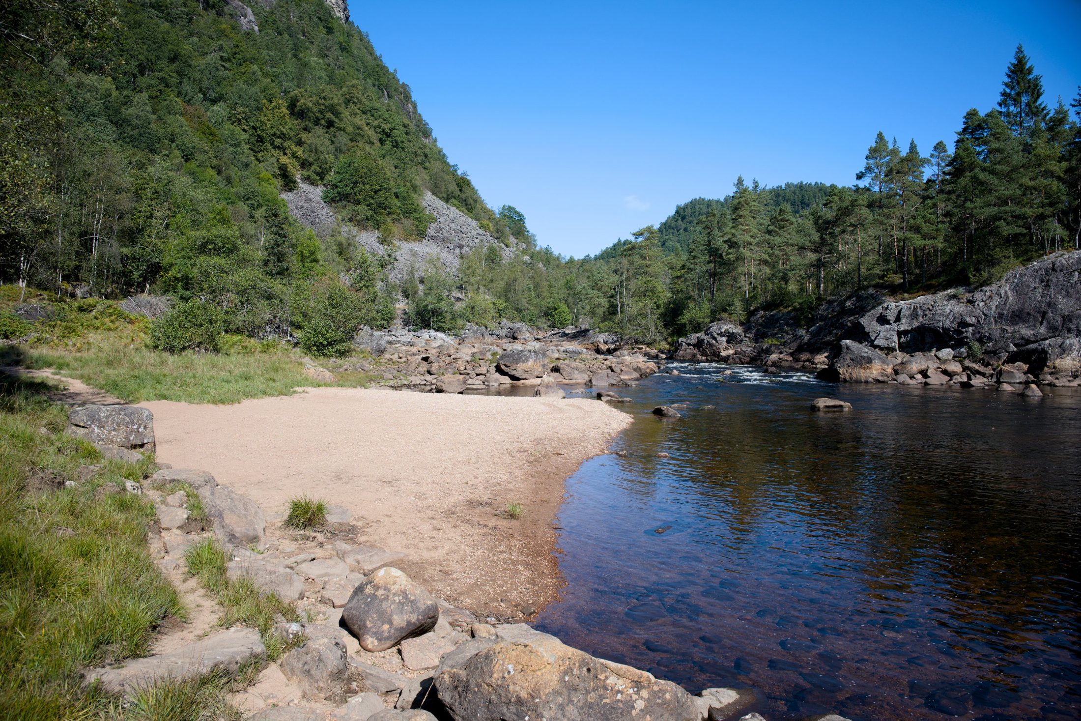 Stille vik der elva møter sjøen