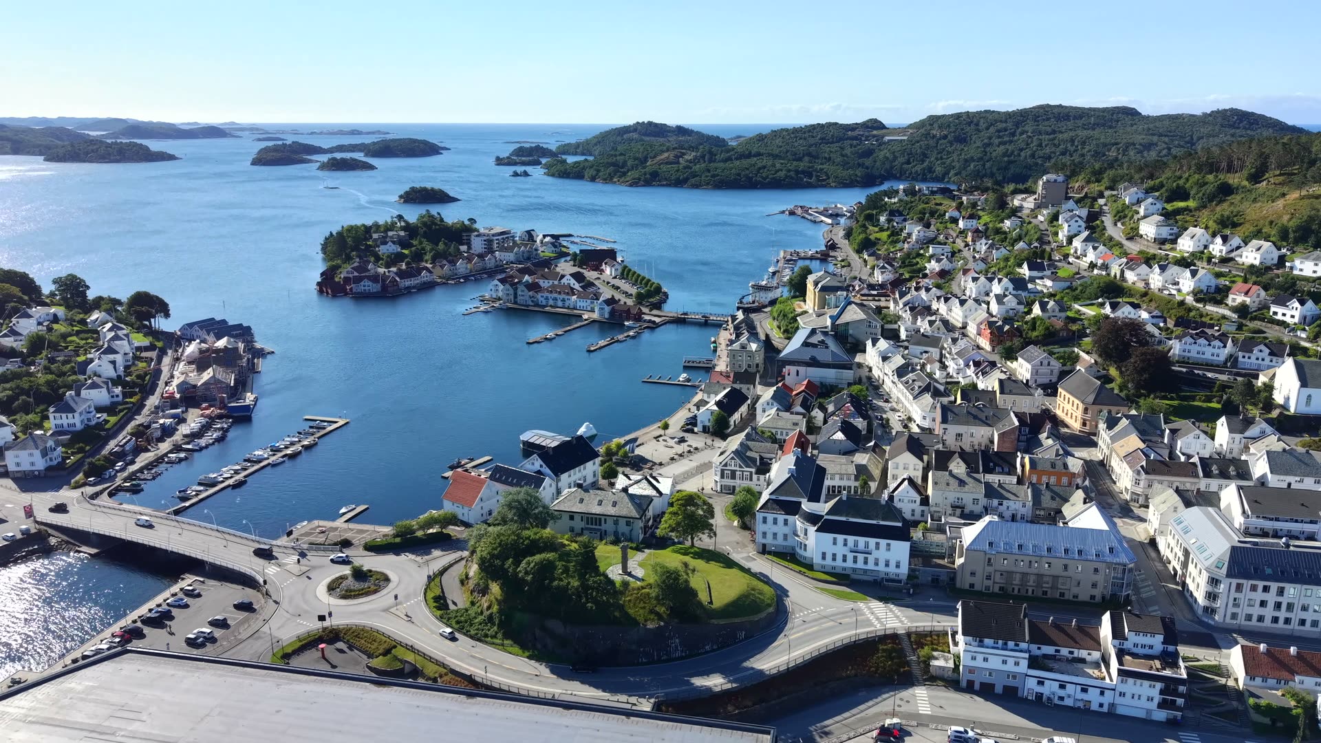 Farsund by fra lufta: sentrum, havna og øyene ut mot skjærgården