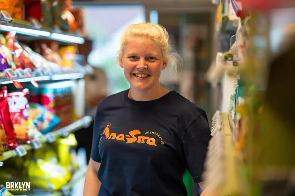 Tina Kvelland Sivertsen i den dugnadsbygde nærbutikken i Åna-Sira