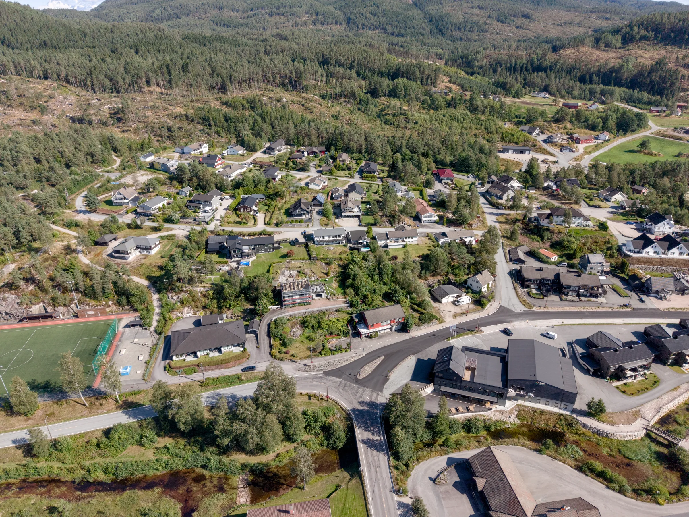 Byremo sentrum sett fra lufta, med Byremohallen, idrettsbanen og skolene