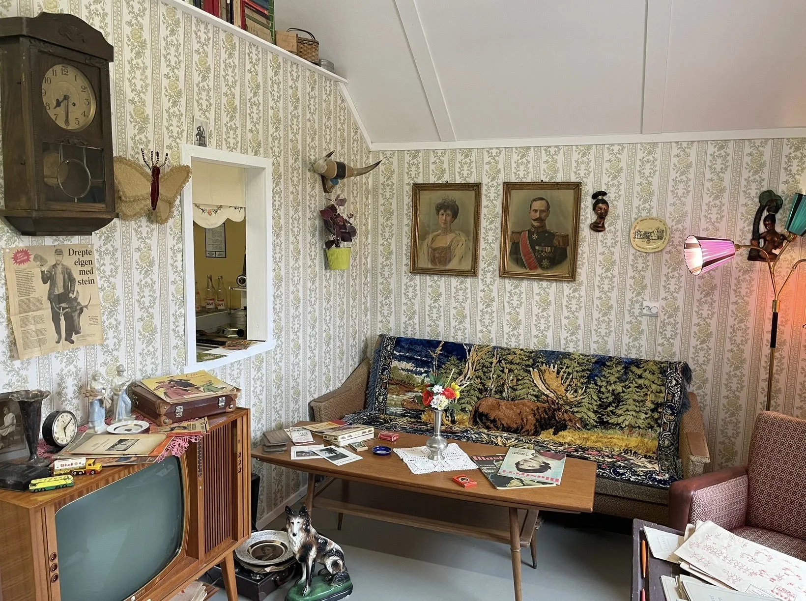 Landhandelen med gamle klokker, bilder, radioer og blomstret tapet