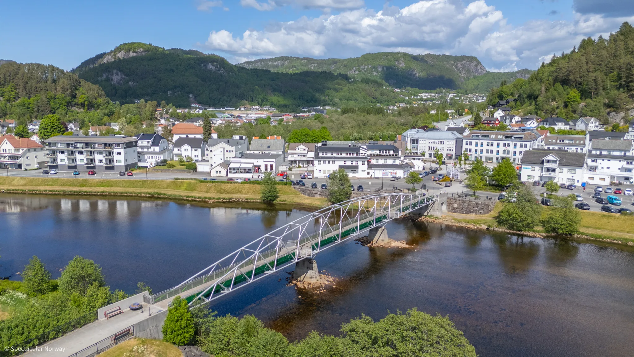 Liknes sentrum med gangbrua over elva Kvina