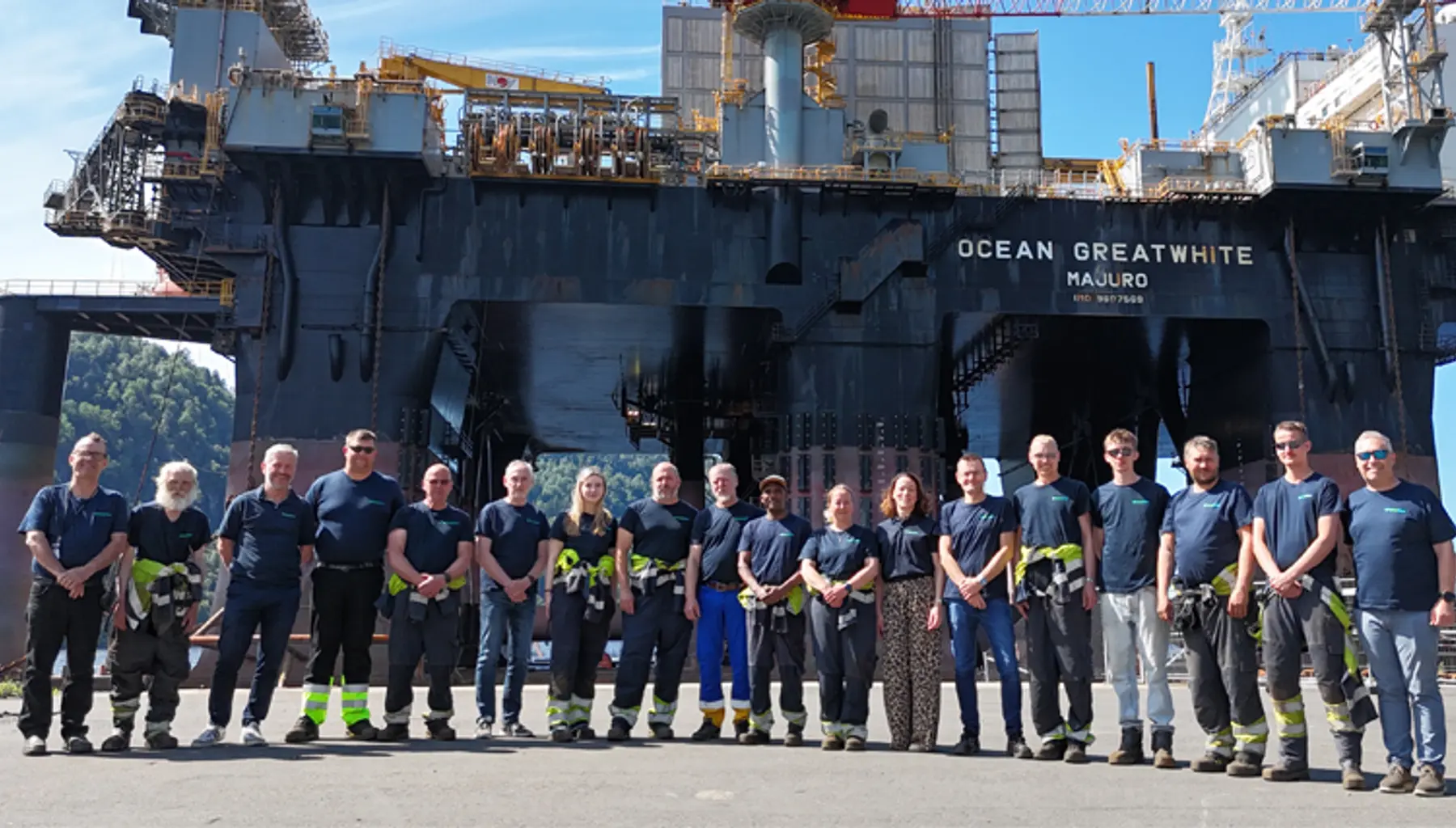 Ansatte i Green Yard samlet foran riggen Ocean GreatWhite ved verftet