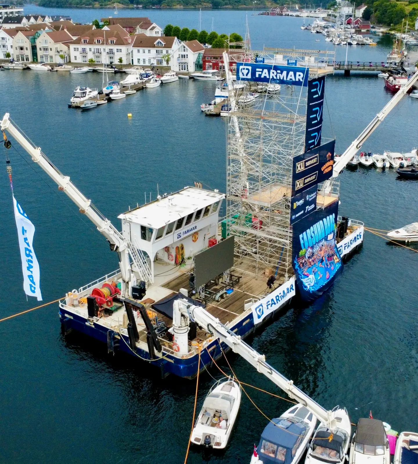 Flyfoto av Farmars base i Farsund havn med kran, kai og utstyr