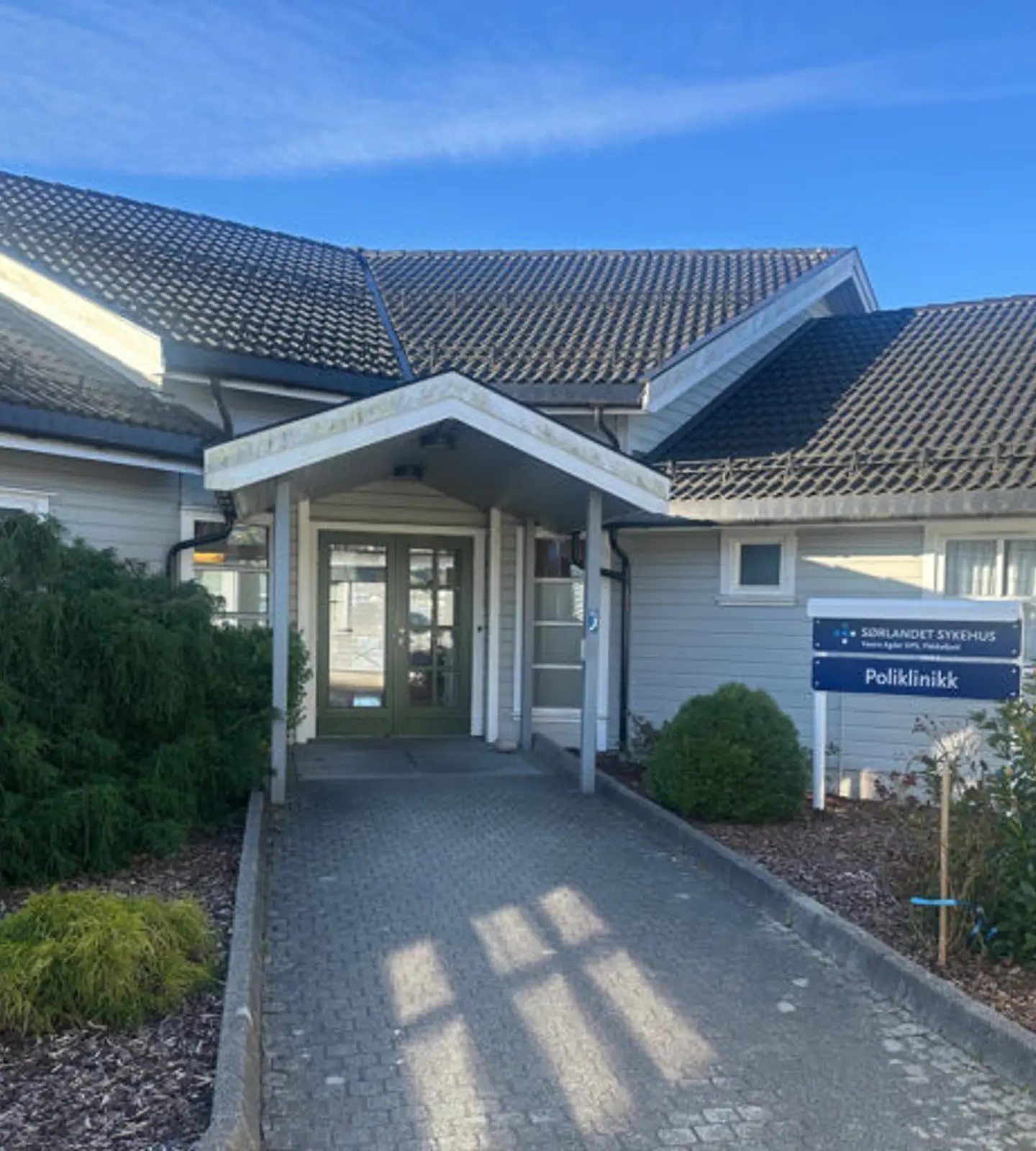 Inngangspartiet til Vestre Agder DPS sin poliklinikk, med skilt fra Sørlandet sykehus