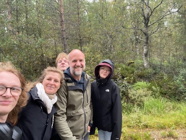 Familien samlet i skogen på en fottur ved Fossdalen