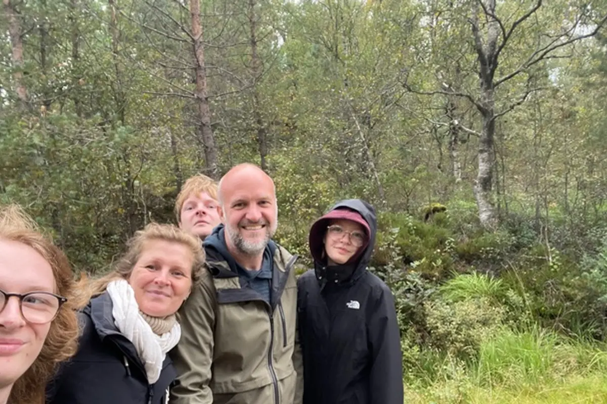 Familien samlet i skogen på en fottur ved Fossdalen