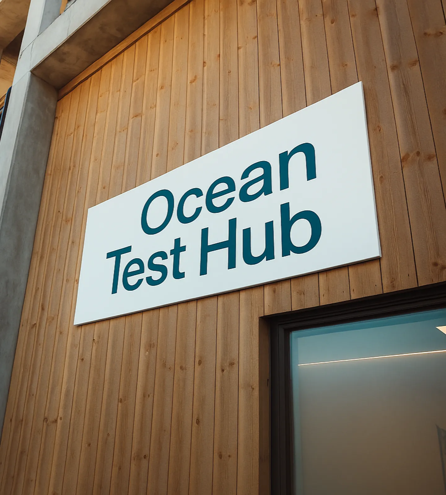 Fasaden til Ocean Test Hub med bedriftens skilt på trekledning