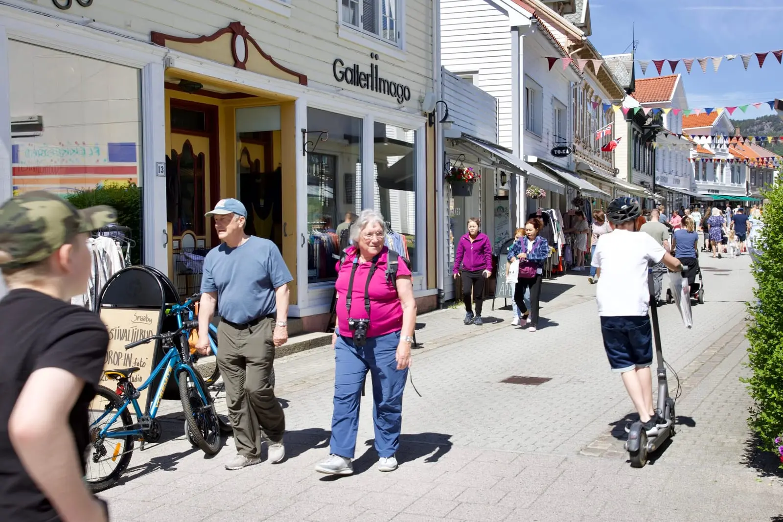 Folk på handletur i Flekkefjord sentrum en sommerdag