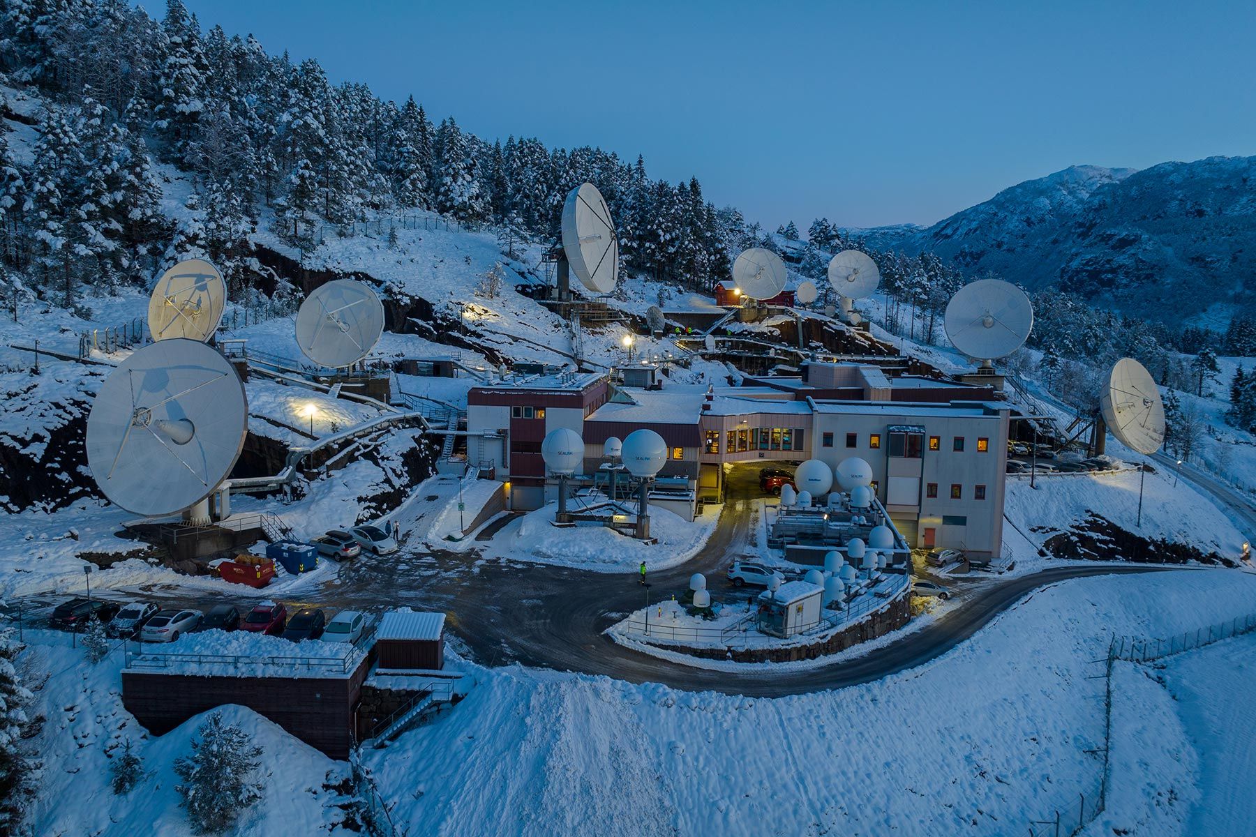 Satellittanlegget ved Eik Teleport i Lund kommune i vinterlys, med flere parabolantenner i snødekt terreng