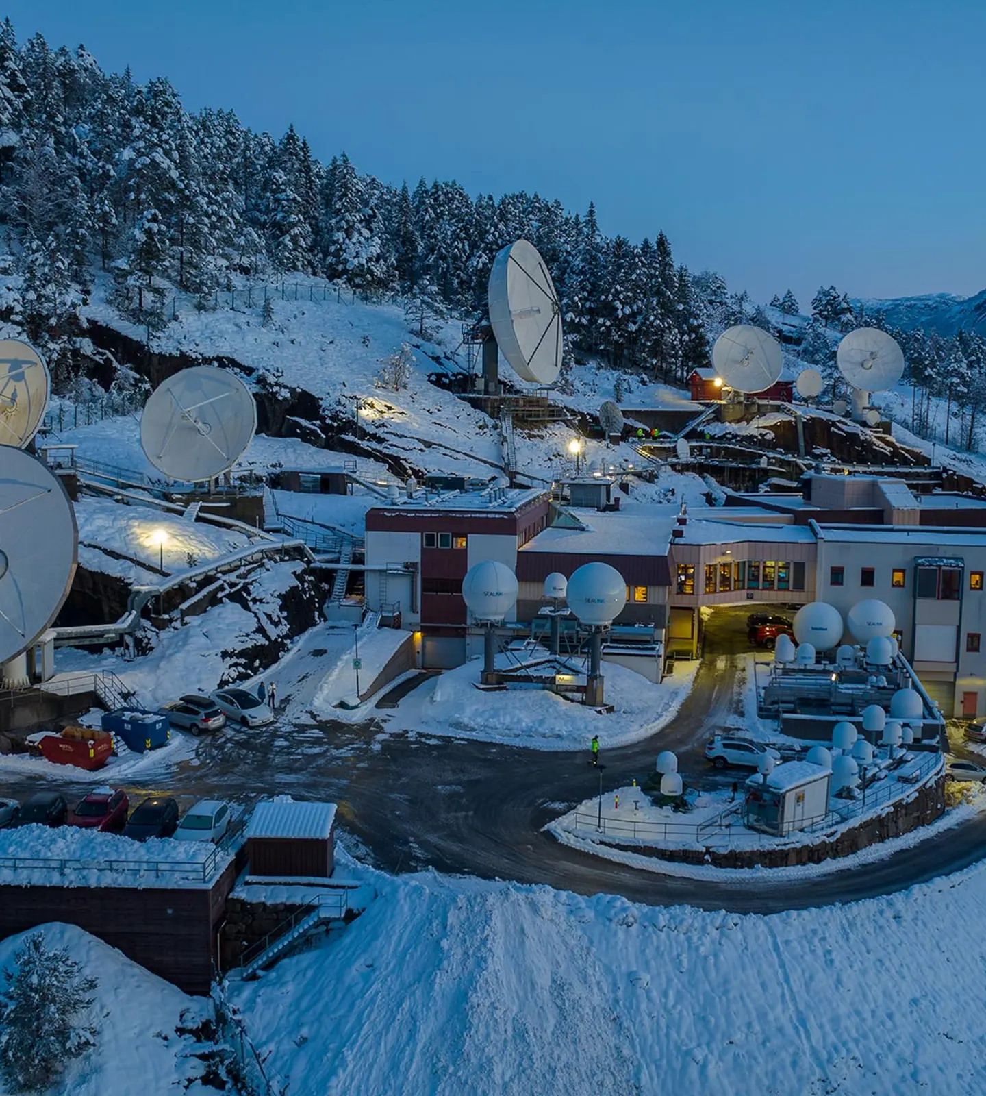 Satellittanlegget ved Eik Teleport i Lund kommune i vinterlys, med flere parabolantenner i snødekt terreng