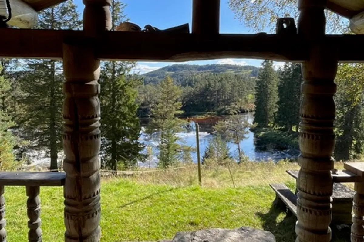 Utsikt fra den ene hytta som er til utleie på gården