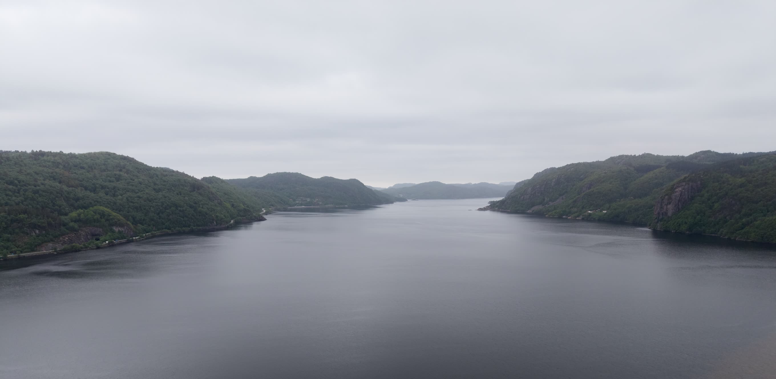 Lyngdalsfjorden sett fra lufta ved Kvåvik, med skogkledde åser på begge sider