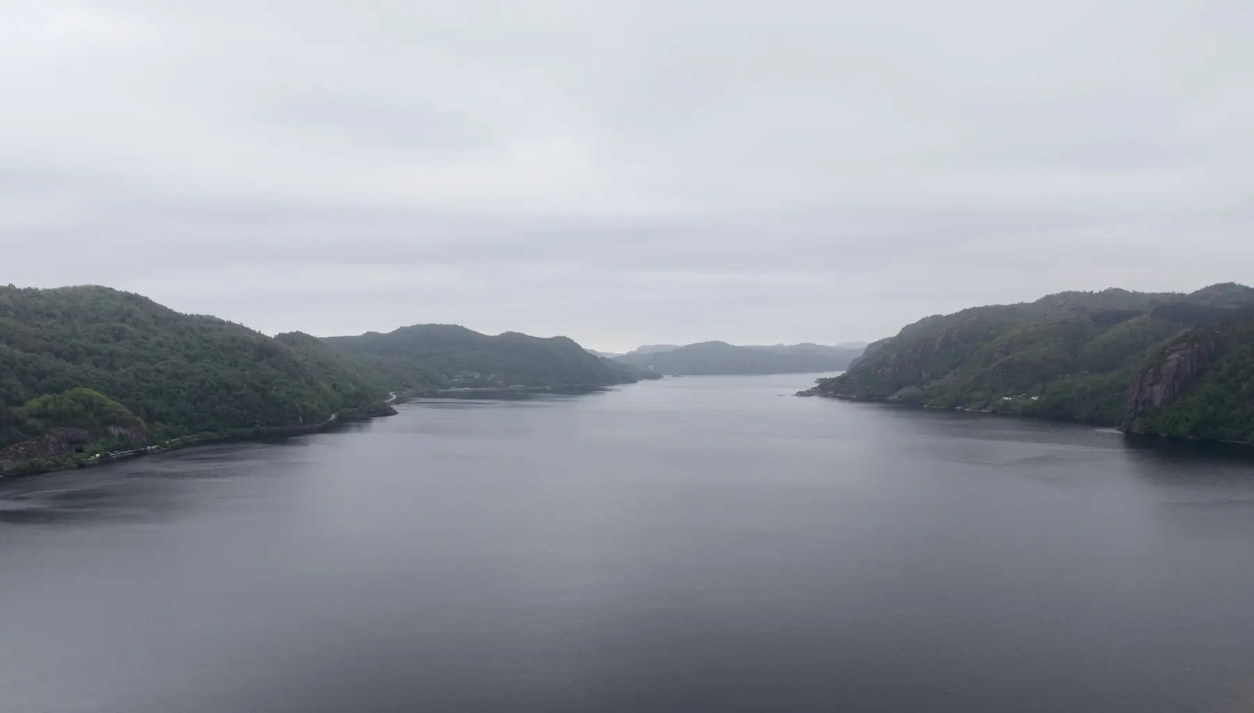 Lyngdalsfjorden sett fra lufta ved Kvåvik, med skogkledde åser på begge sider
