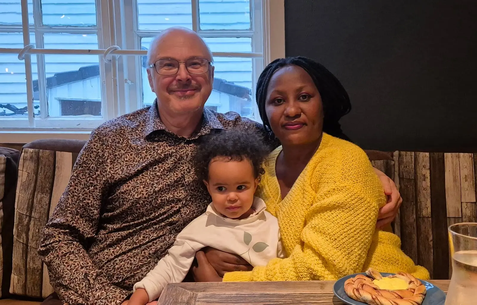 Familien Elmqvist hjemme, to voksne med barn på fanget