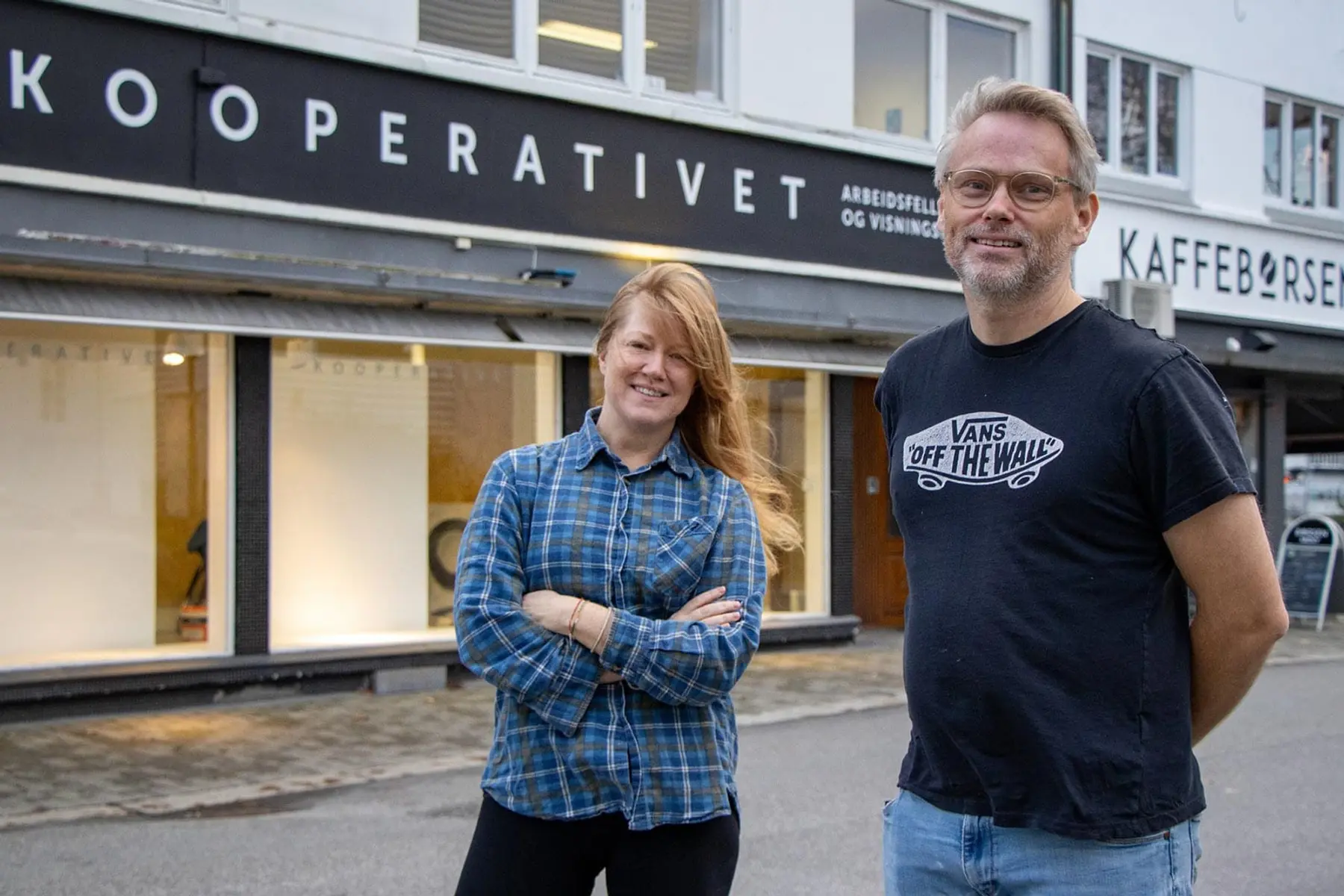 To personer utenfor Kooperativet i Flekkefjord