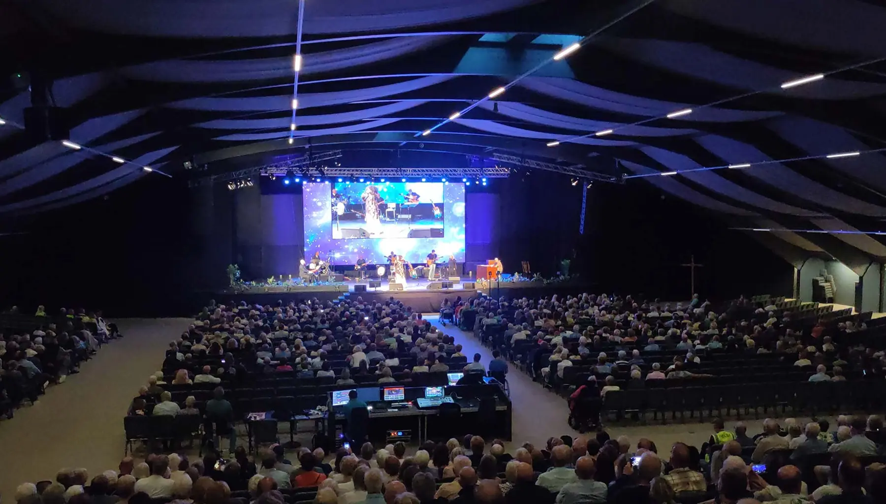 Sarons Dal Arena fylt med publikum under et arrangement på scenen