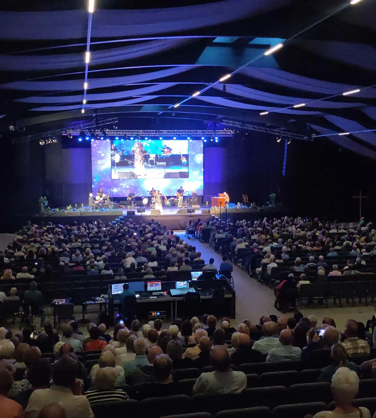 Sarons Dal Arena fylt med publikum under et arrangement på scenen