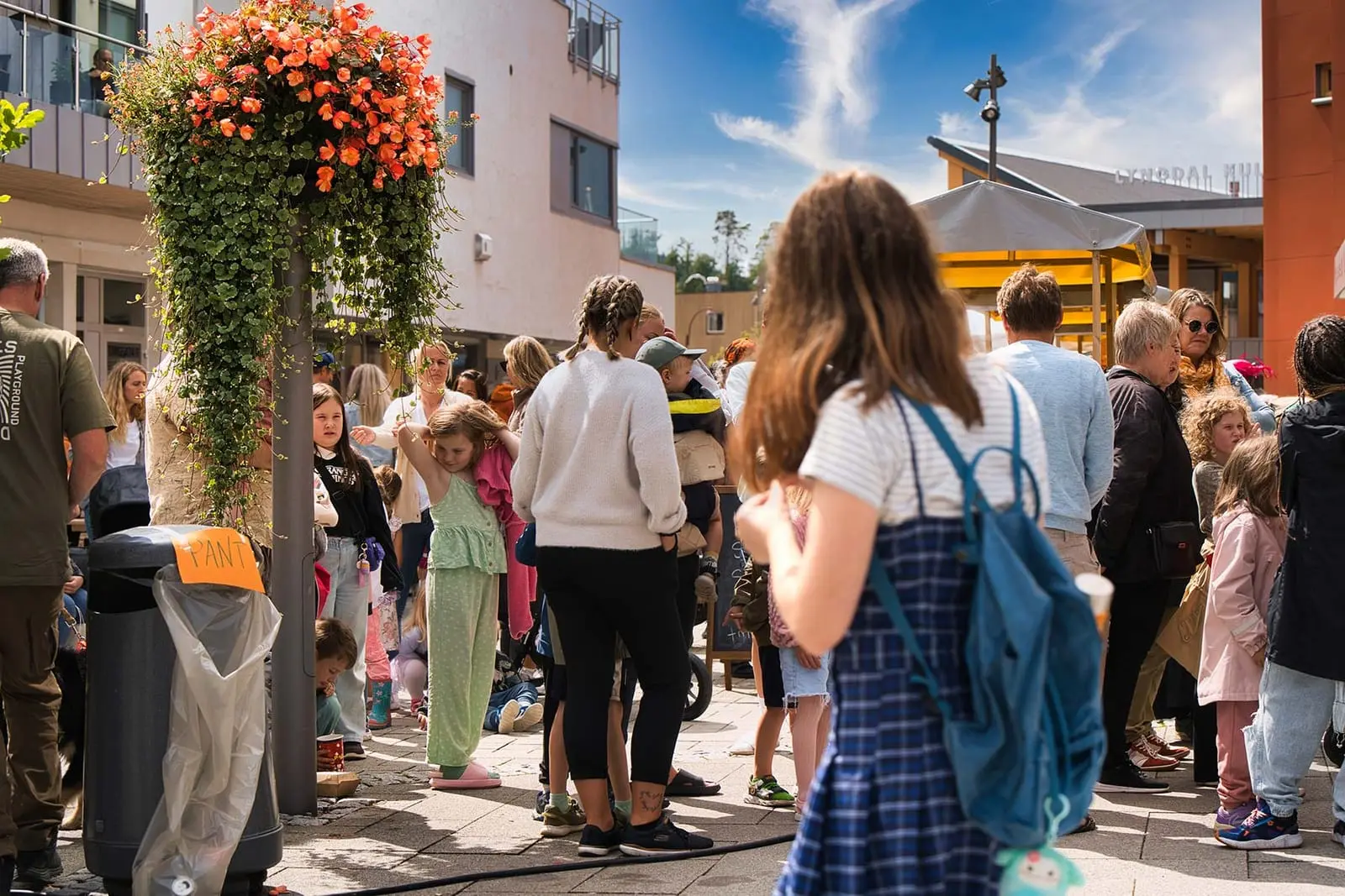 Folk i gata under Byfesten i Lyngdal