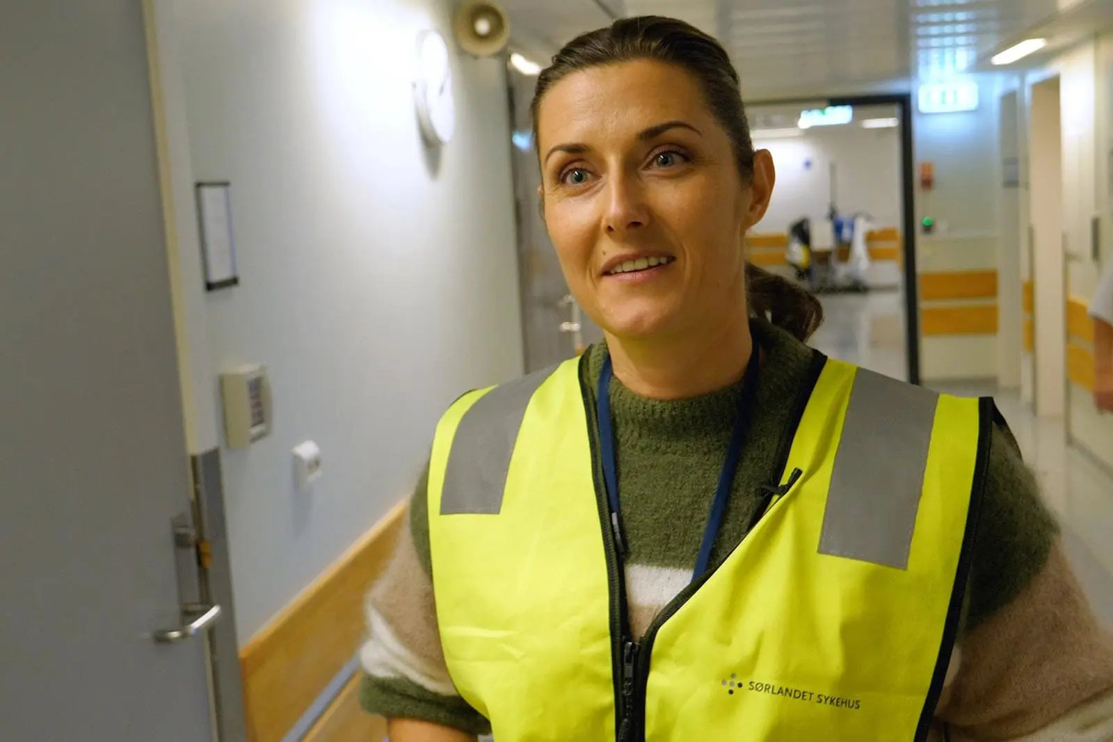 Elisabeth Urstad i arbeidstøy i en korridor ved DPS Lister