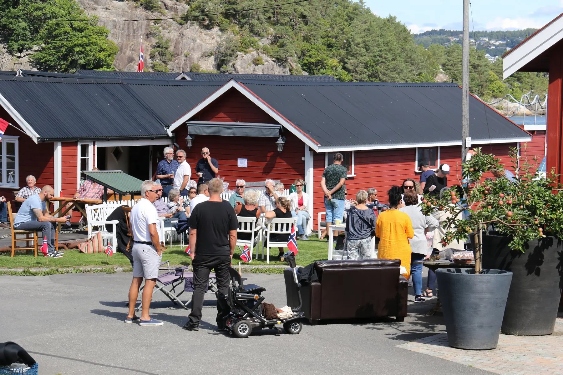 Folk samlet utendørs under Fjellseåfestivalen