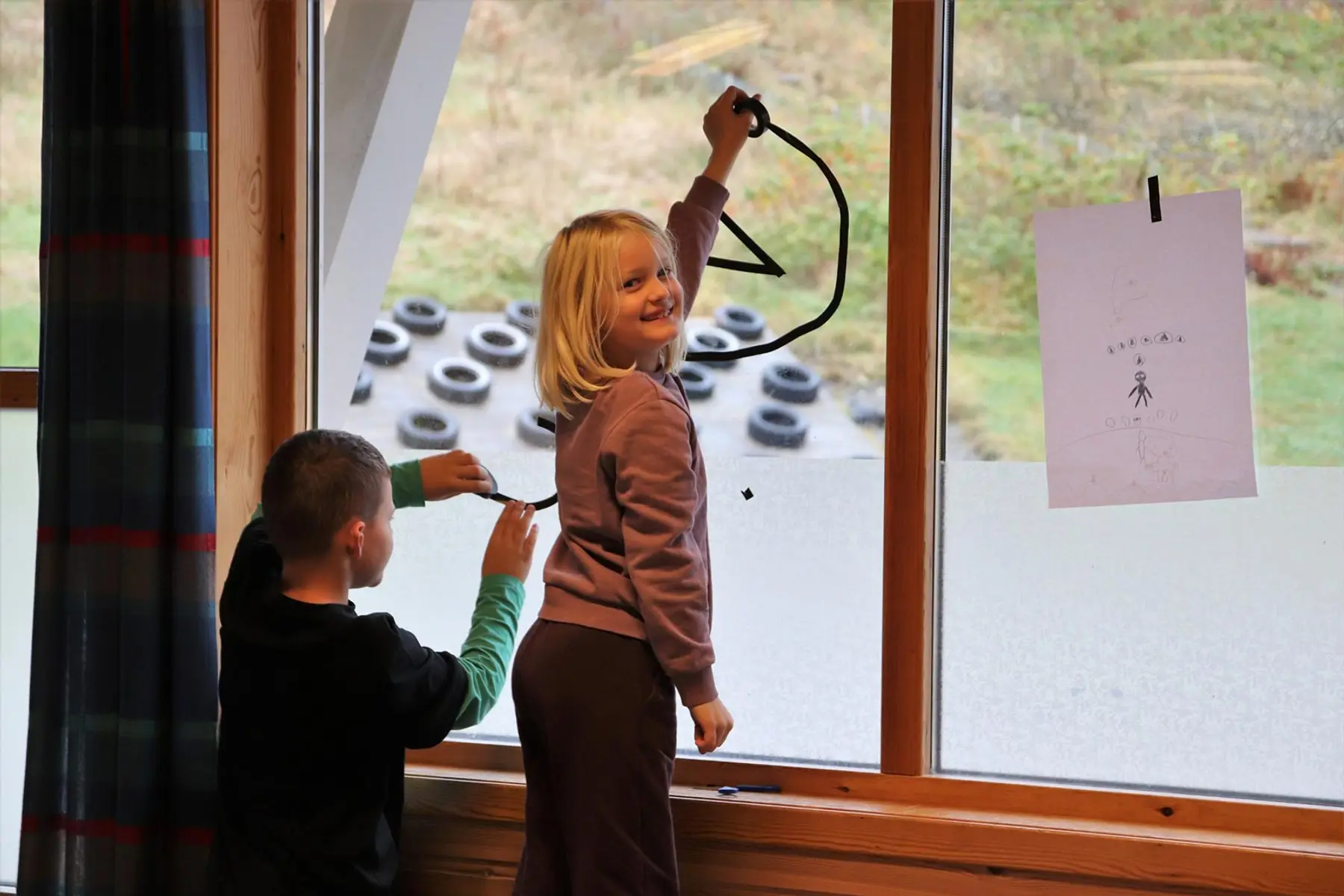 Barn i vinduskarmen på Søyland skole