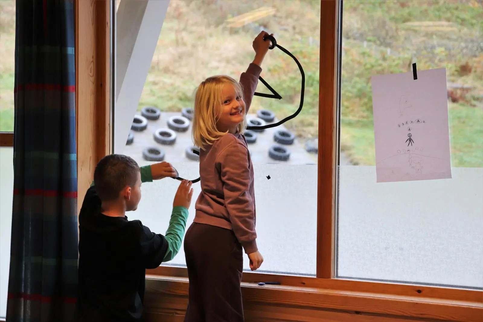 Barn i vinduskarmen på Søyland skole