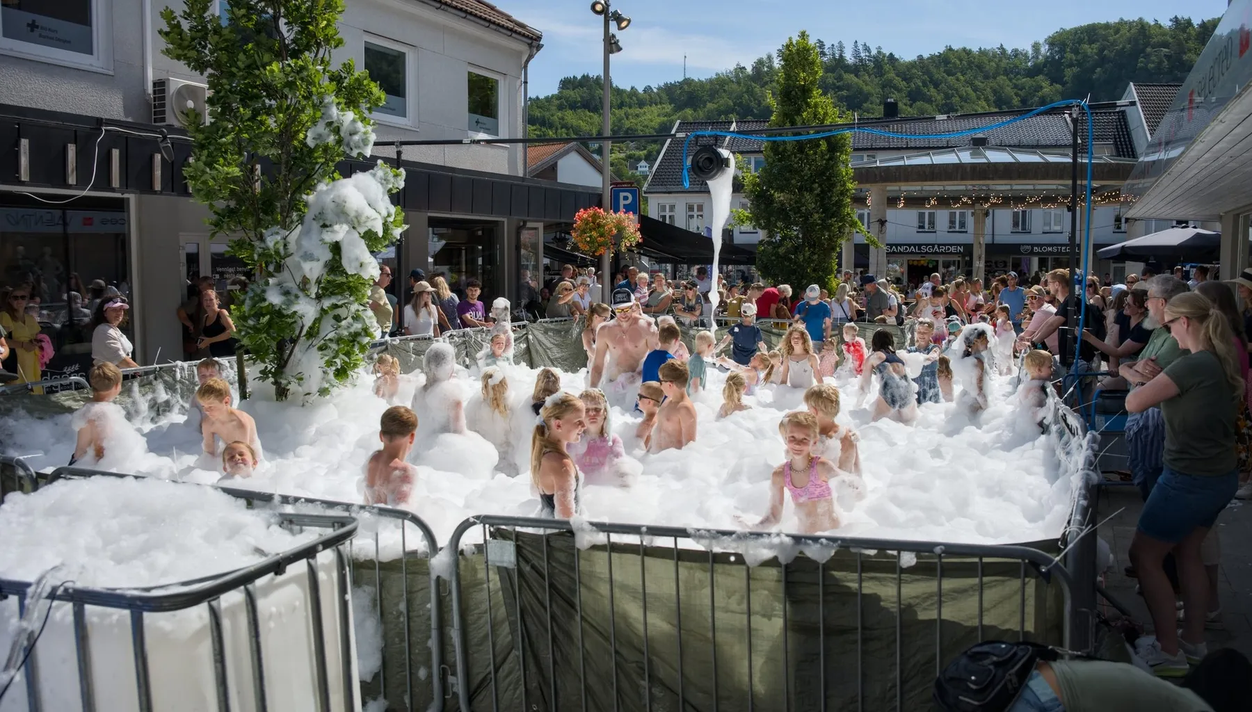 Skumparty med barn under Byfesten i Lyngdal