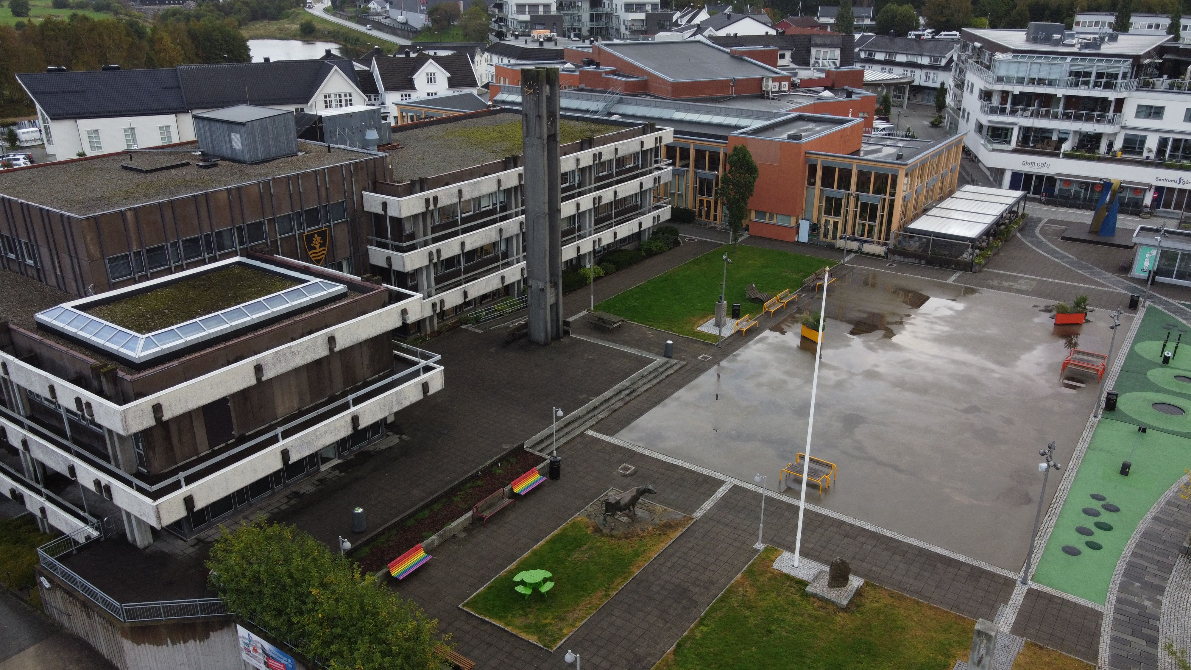 Lyngdal sentrum sett fra drone, med rådhuset, torget og butikkene rundt