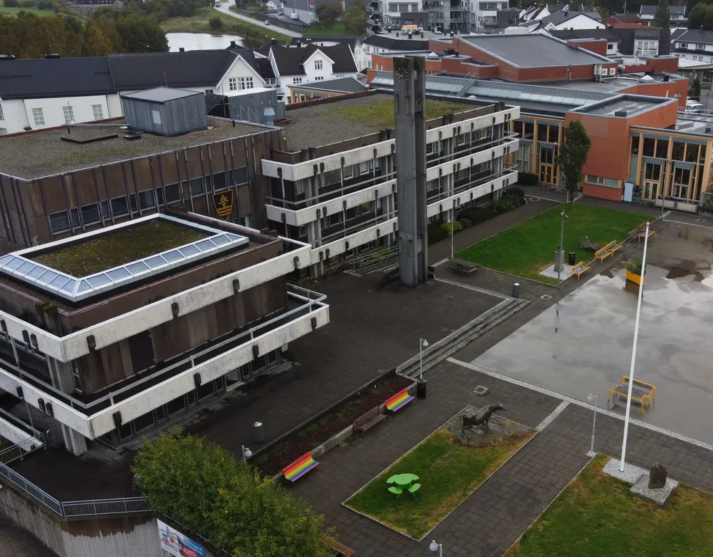 Lyngdal sentrum sett fra drone, med rådhuset, torget og butikkene rundt