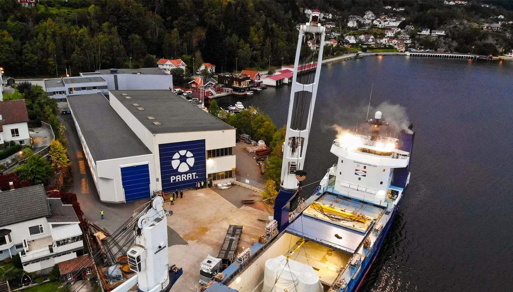 Et lasteskip losses ved PARAT Halvorsens kai, med anlegget og fjorden i bakgrunnen