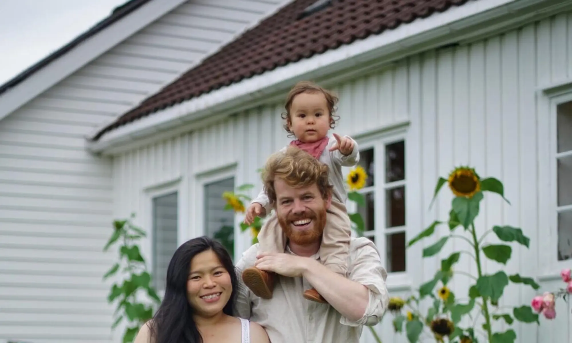 Henrik, Shi og barna Håkon og Sonja på småbruket på Snørebråt utenfor Flekkefjord